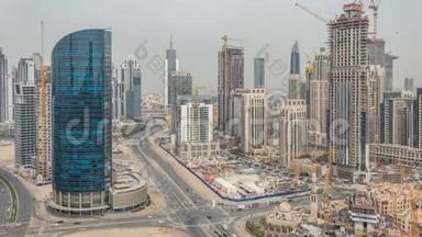 迪拜市中心和商务海湾的天际线与重<strong>新居</strong>住的塔楼时间推移，从屋顶观看。